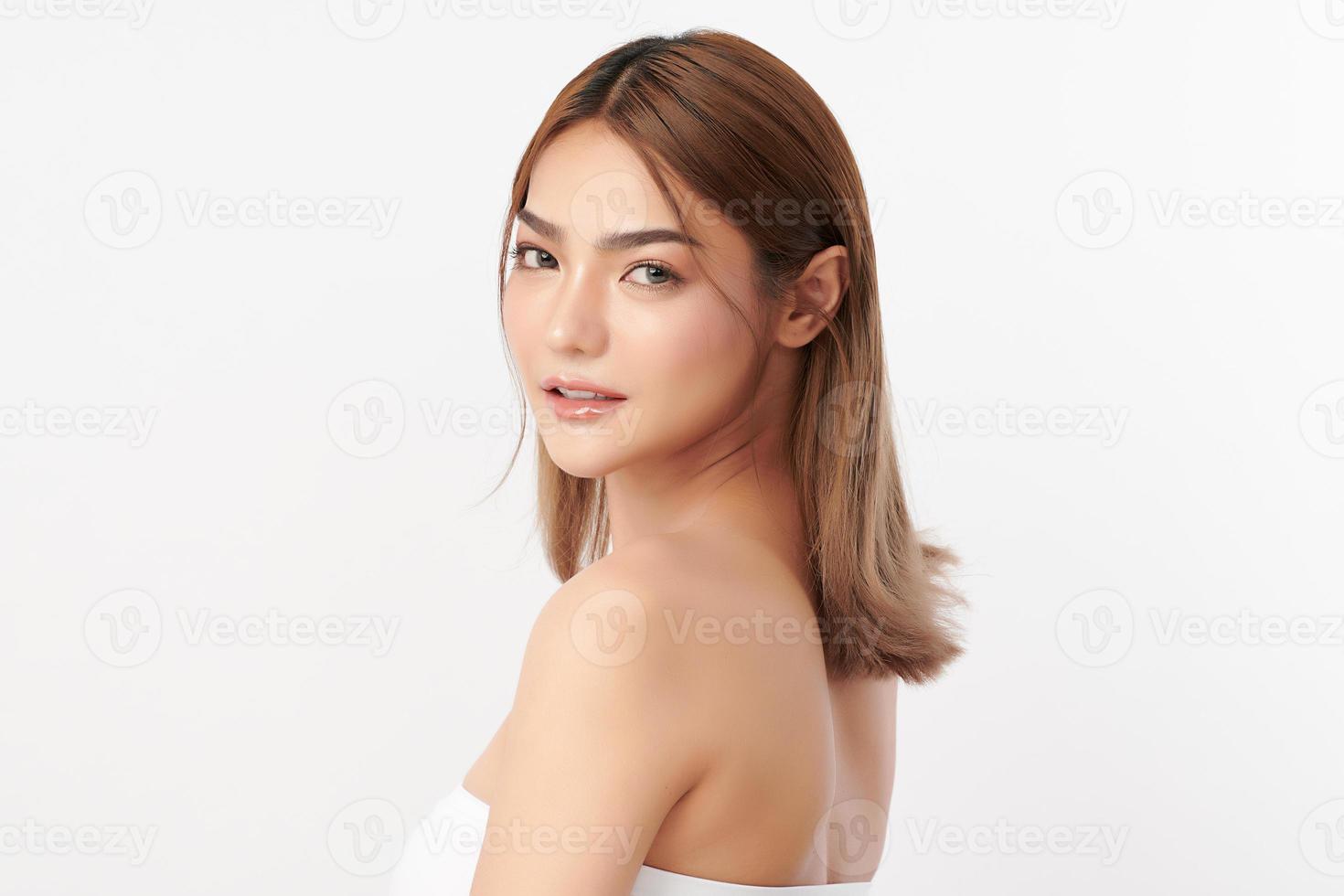 bella giovane donna asiatica con pelle fresca e pulita su sfondo bianco, cura del viso, trattamento viso, cosmetologia, bellezza e spa, ritratto di donne asiatiche. foto