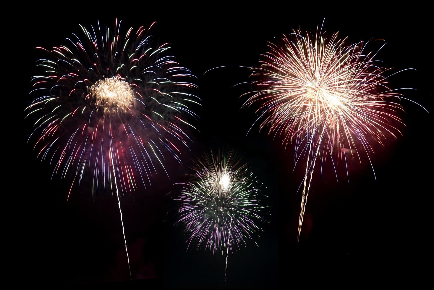 fuochi d'artificio con sagome belle vacanze.nuovo anno fuochi d'artificio congratulazioni e festeggiare il nuovo anno. foto