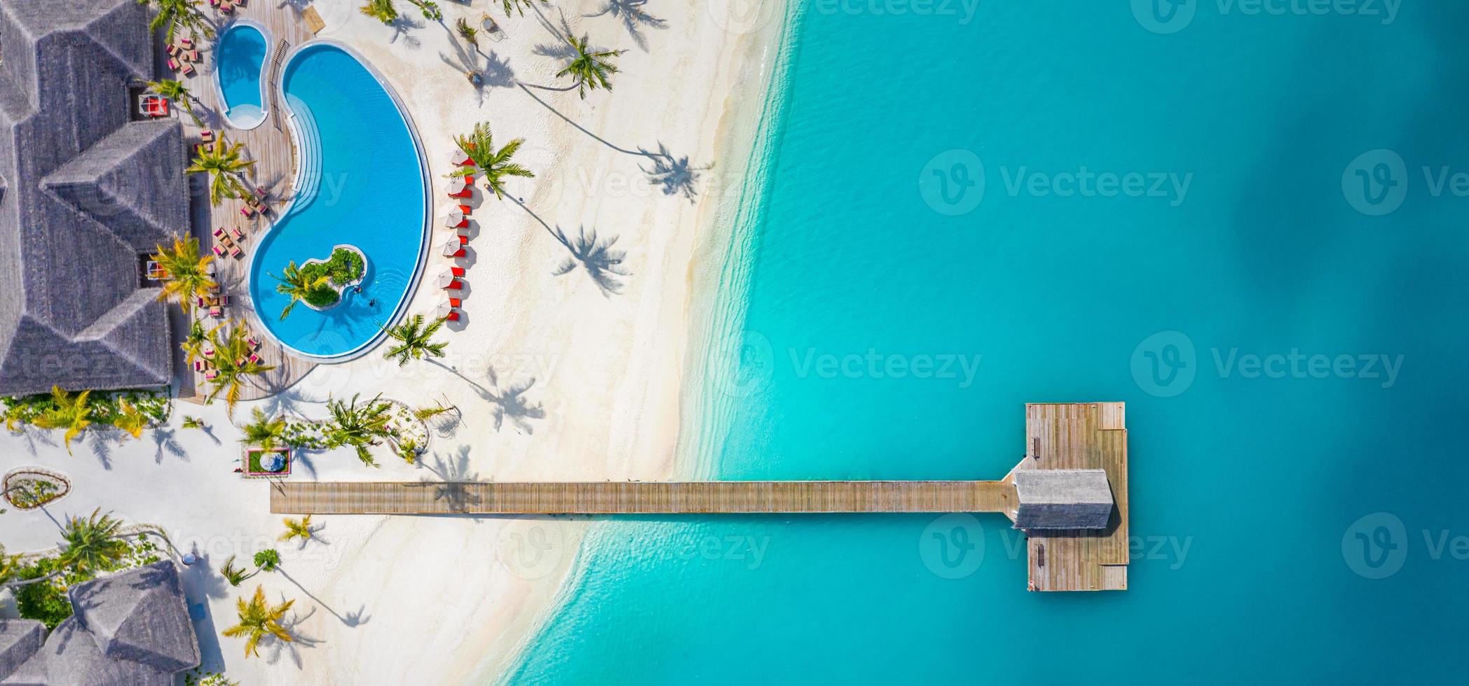 paesaggio aereo perfetto, resort tropicale di lusso o hotel con ville sull'acqua e uno splendido scenario sulla spiaggia. incredibile vista dagli occhi degli uccelli alle maldive, vista aerea del paesaggio marino su un maldive foto