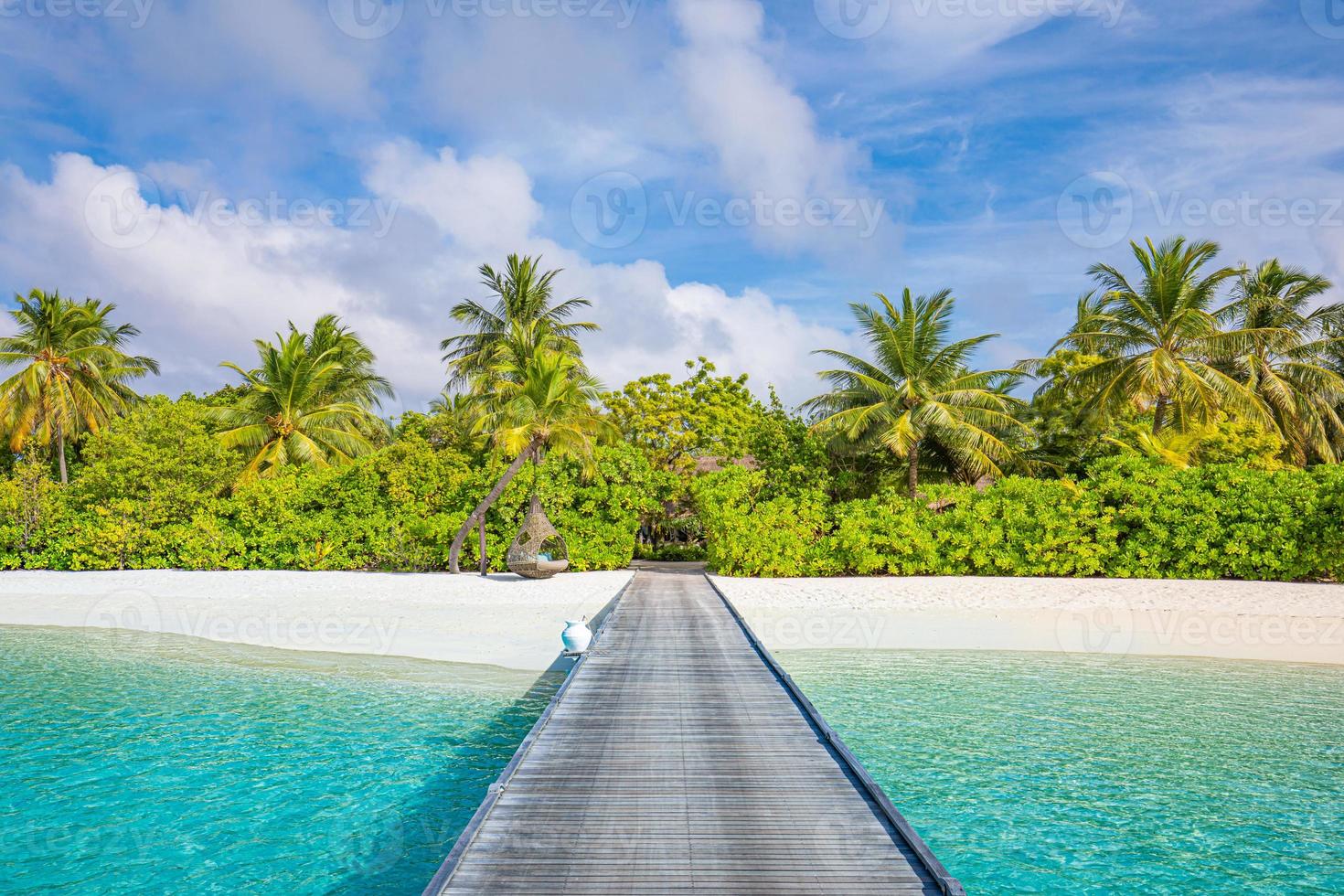 idilliaco paesaggio di spiaggia tropicale per sfondo o carta da parati. progettazione del turismo per il paesaggio delle vacanze estive, concetto di destinazione per le vacanze. scena dell'isola esotica, vista rilassante. laguna di mare paradiso foto