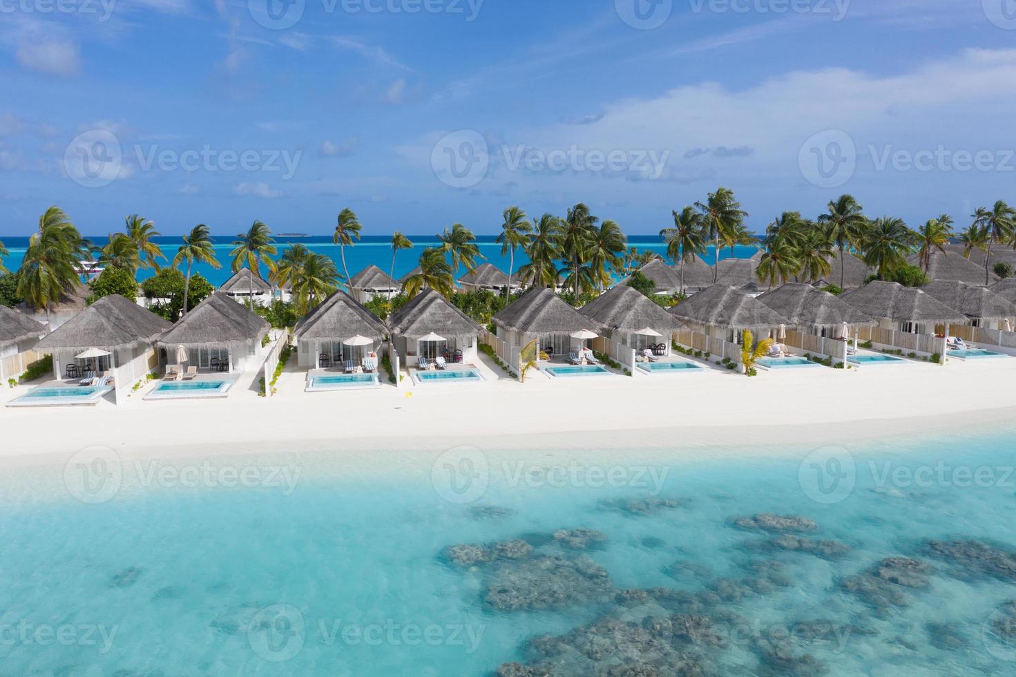 paesaggio aereo perfetto, resort tropicale di lusso o hotel con ville sull'acqua e uno splendido scenario sulla spiaggia. incredibile vista dagli occhi degli uccelli alle maldive, vista aerea del paesaggio marino su un maldive foto