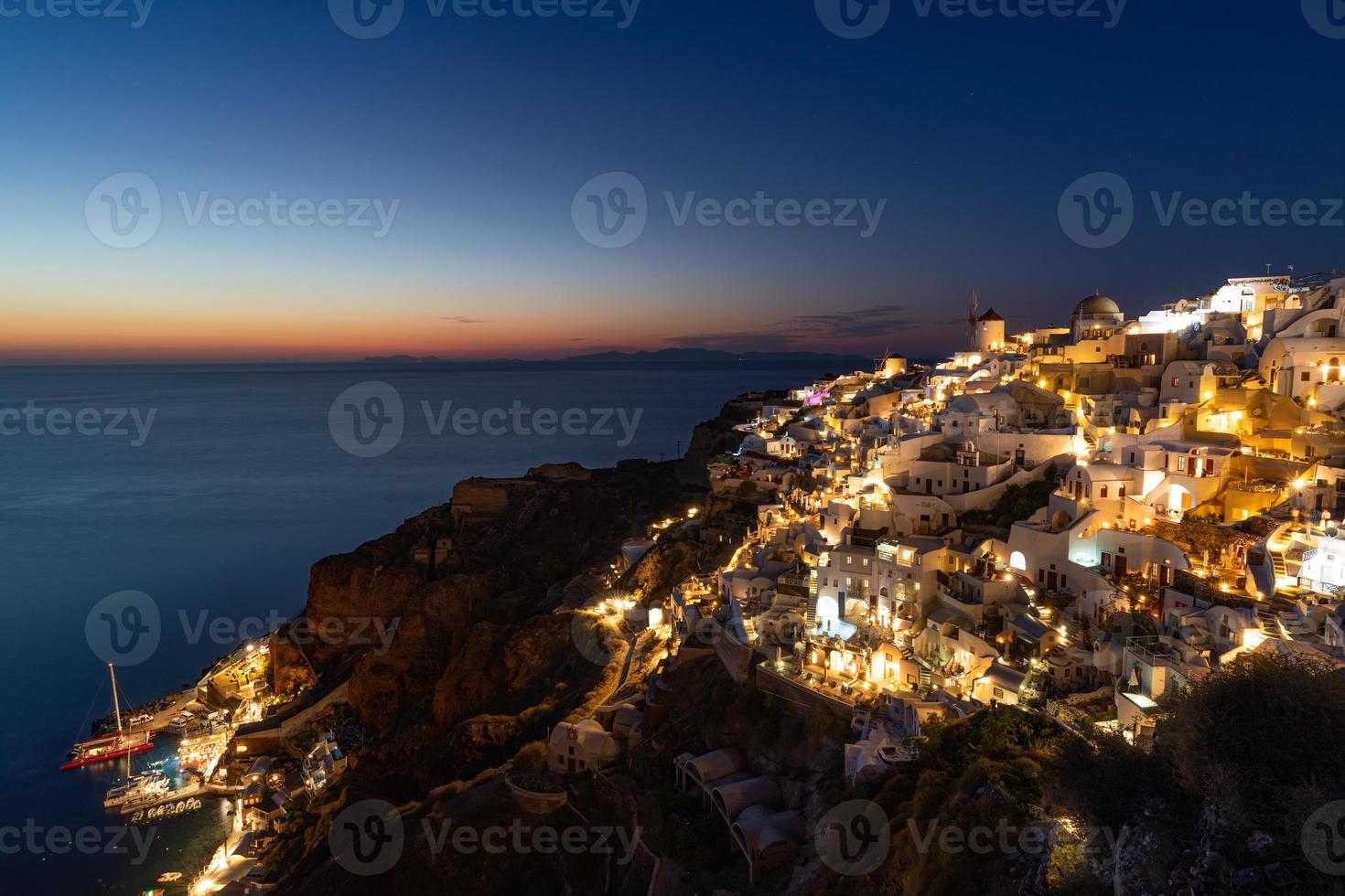 Villaggio di oia santorini con cupole blu e casa imbiancata dopo il tramonto sull'isola di santorini grecia europa, sunrise santorini foto