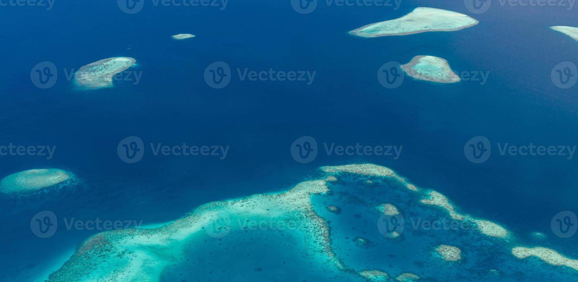 sabbia della barriera corallina della spiaggia delle maldive. presi da diverse spiagge di isole situate alle maldive foto