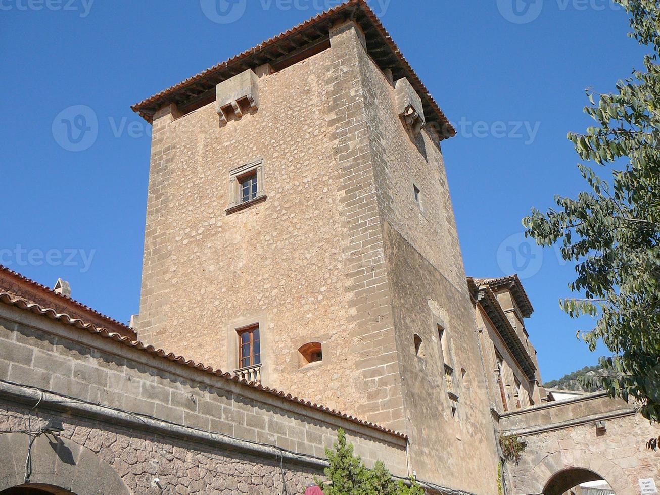 vista della città di valldemossa foto