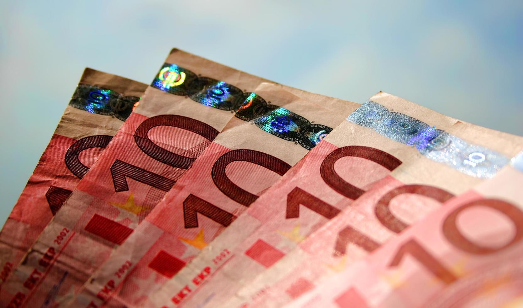 Banconote da 10 euro su sfondo azzurro del cielo foto