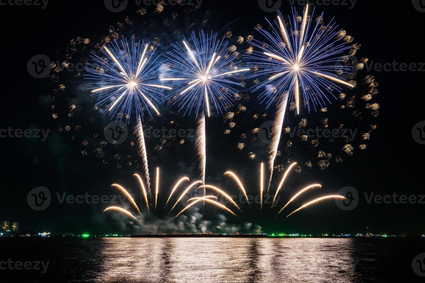 incredibile bellissimo spettacolo pirotecnico colorato nella notte di celebrazione, che mostra sulla spiaggia del mare con multi colore di riflessione sull'acqua foto