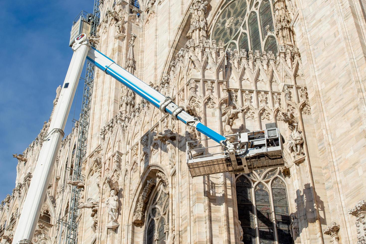 milano italia 2021 tecnici su piattaforma elevatrice per piano di manutenzione programmata e studio dei fenomeni di degrado del duomo di milano foto