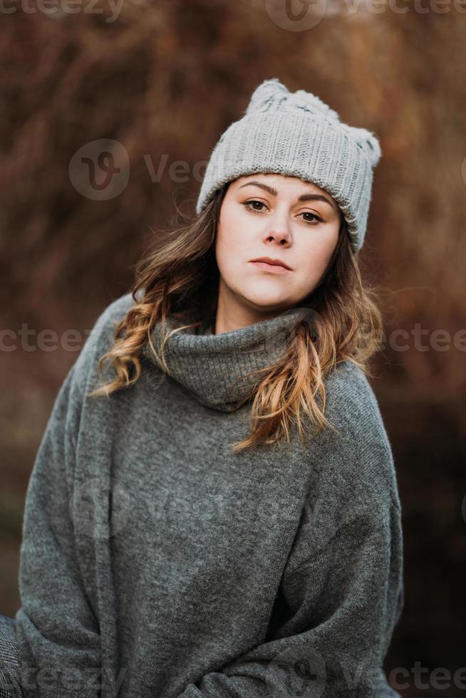 ragazza in posa fuori durante la stagione fredda foto