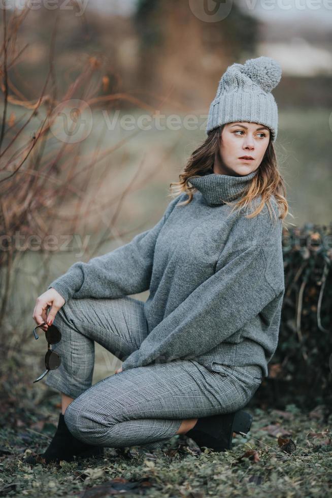 ragazza in posa fuori durante la stagione fredda foto