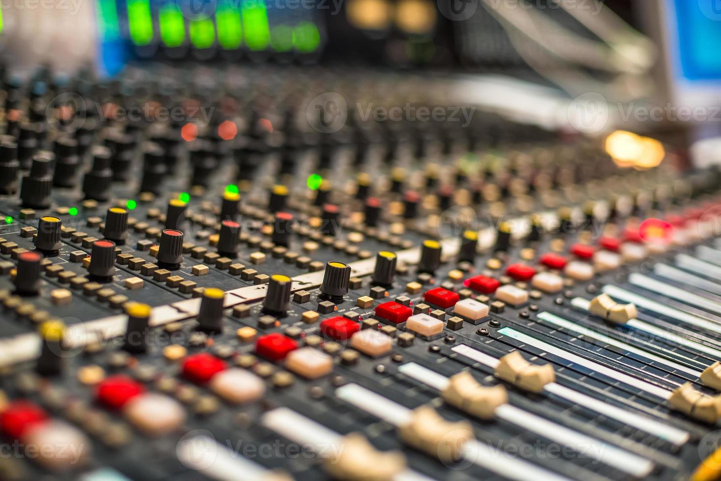 mixer in studio di registrazione foto