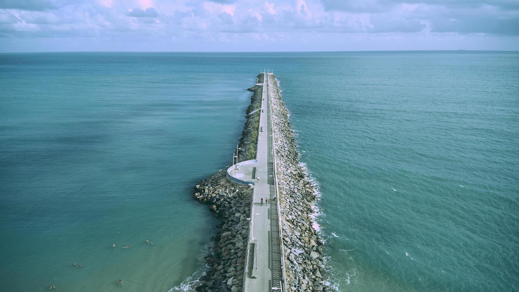 vista da un sentiero di pietra sull'oceano foto