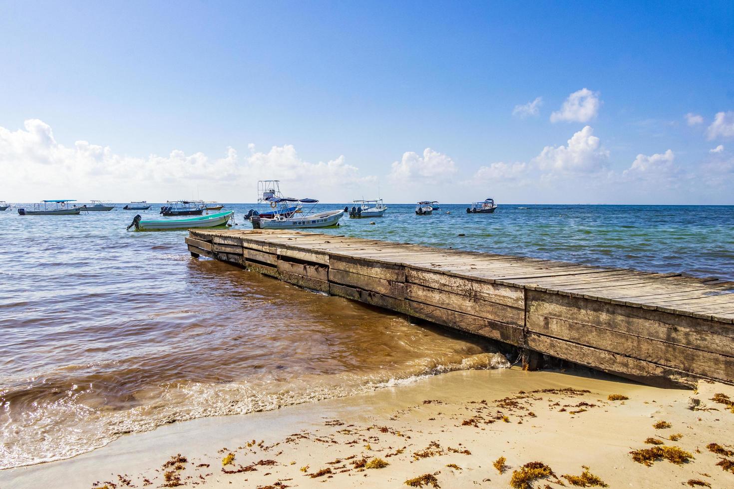 barche yacht molo alghe sargazo spiaggia playa del carmen messico. foto