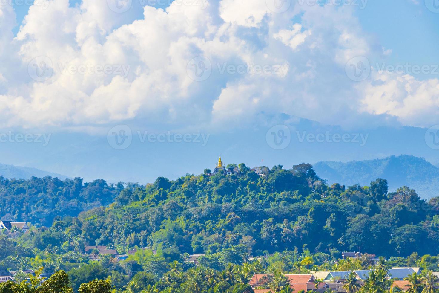 phousi hill luang prabang laos e wat chom si stupa. foto