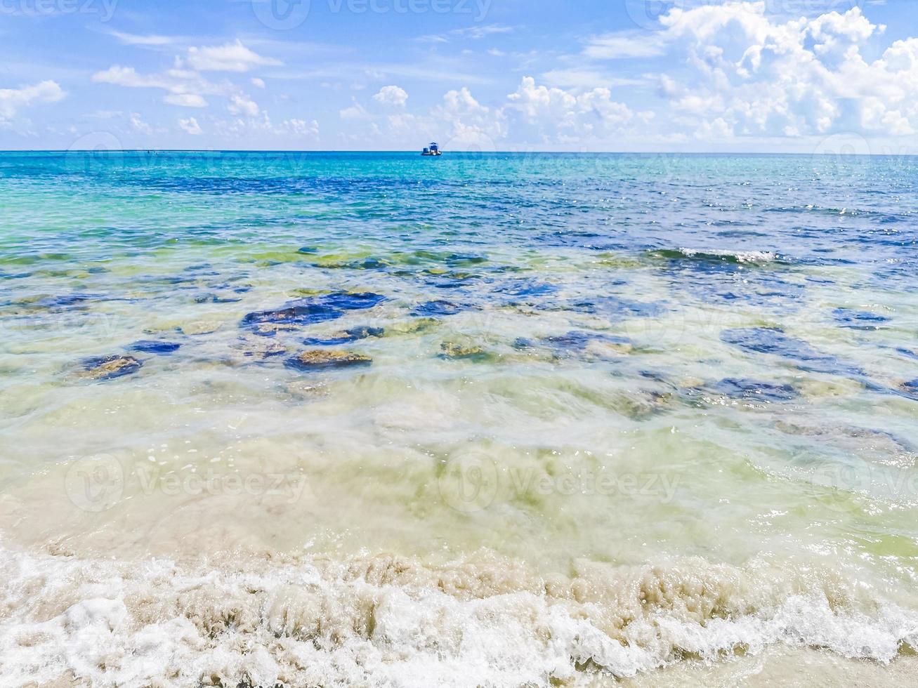 turchese acqua chiara massi pietre spiaggia messicana del carmen messico. foto