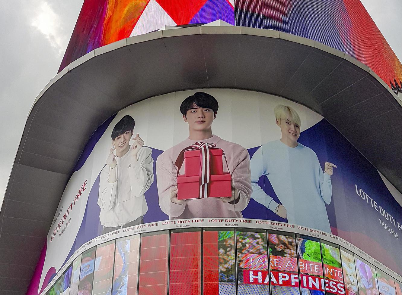 bangkok thailand 22. maggio 2018 enormi schermi colorati presso l'edificio del centro commerciale bangkok thailand. foto