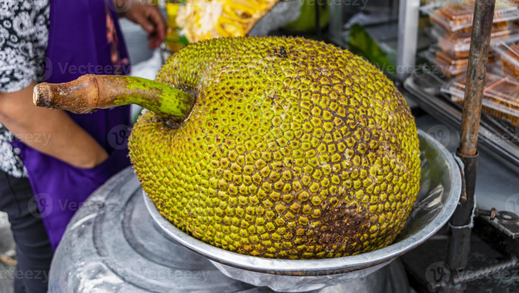 enorme jackfruit al cibo di strada a bangkok in thailandia. foto