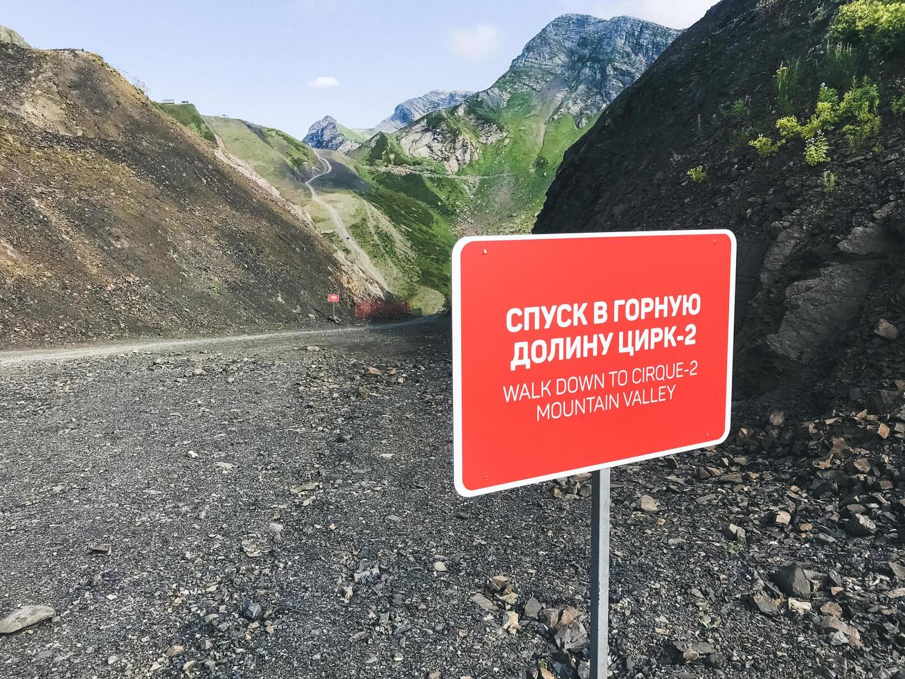 puntatore a piedi giù alla valle di montagna del circo-2 foto