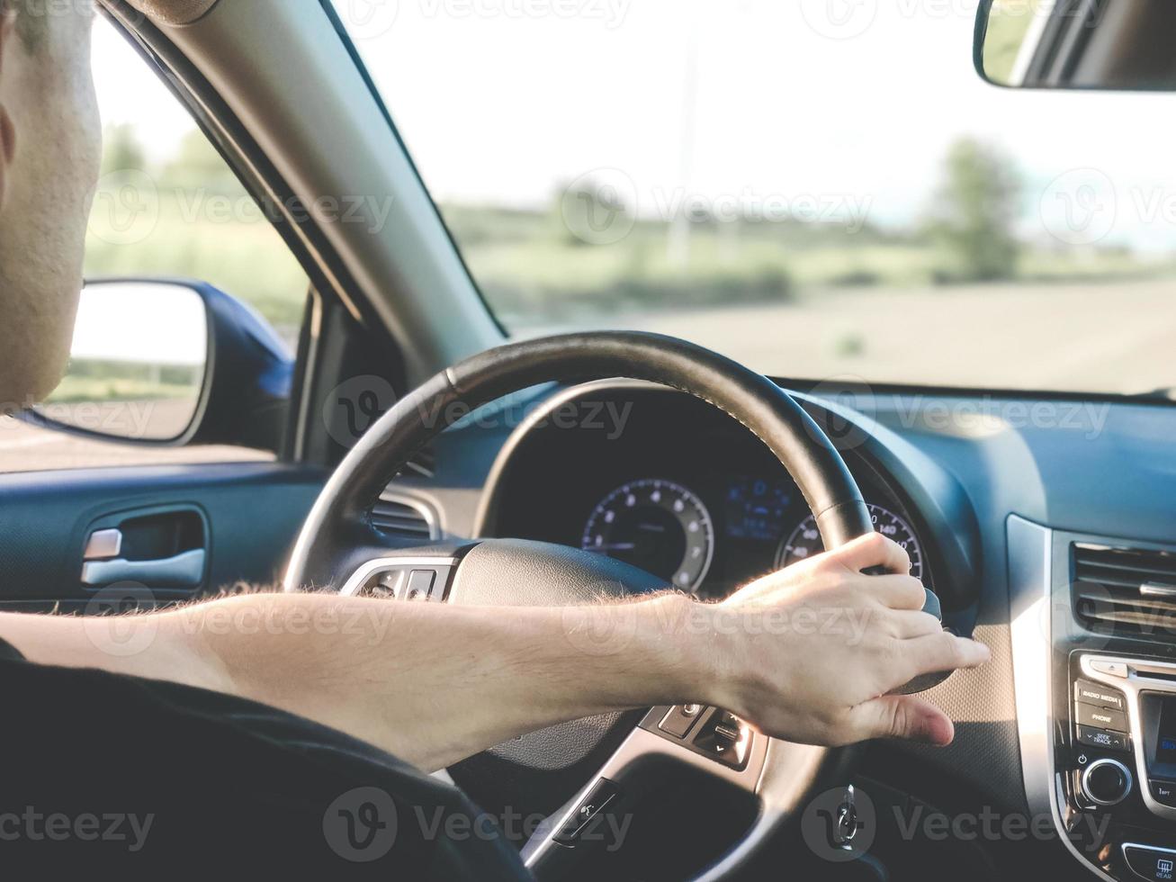 l'uomo sta guidando l'auto. foto dall'auto