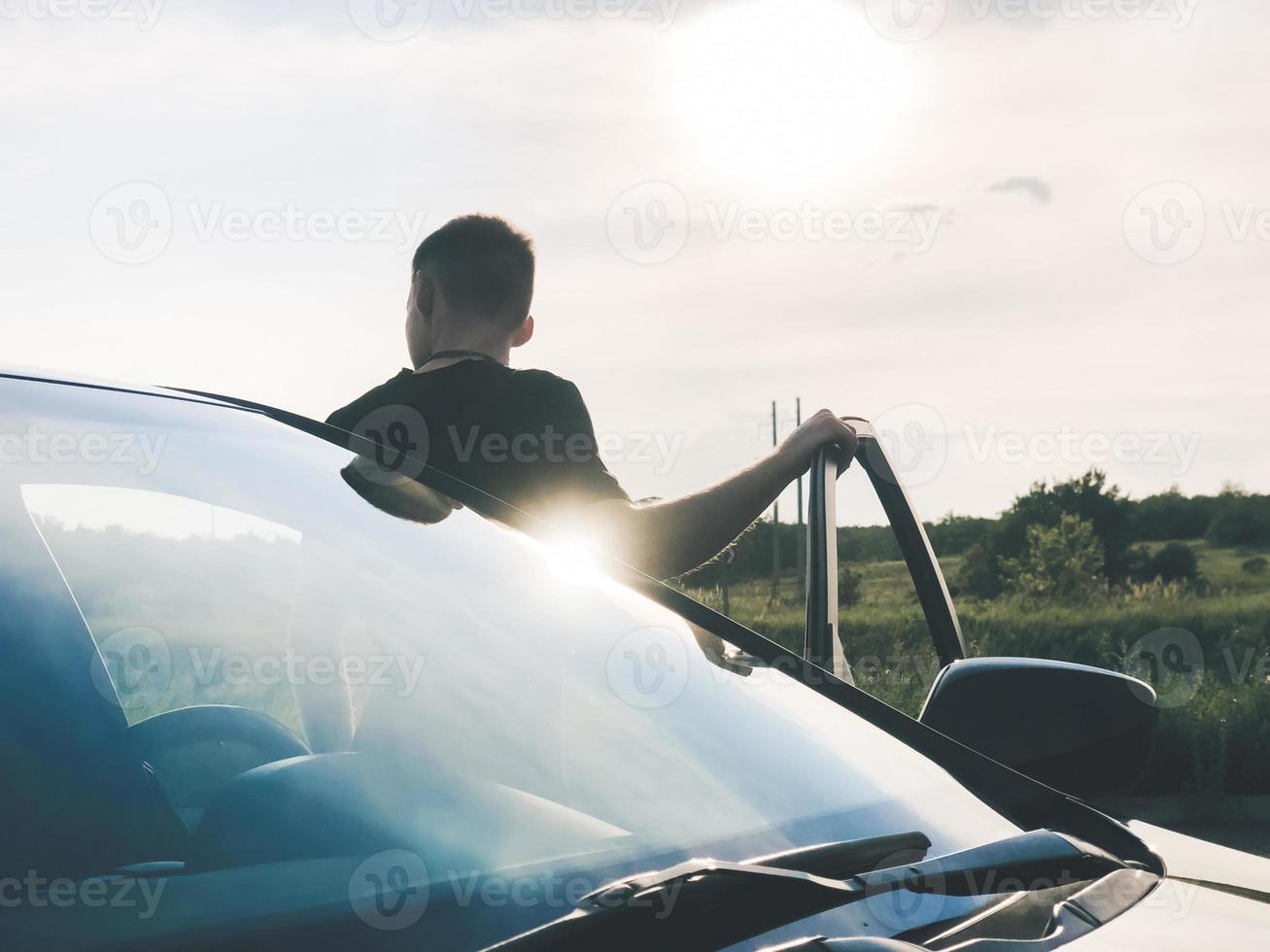 il ragazzo scende dalla macchina foto