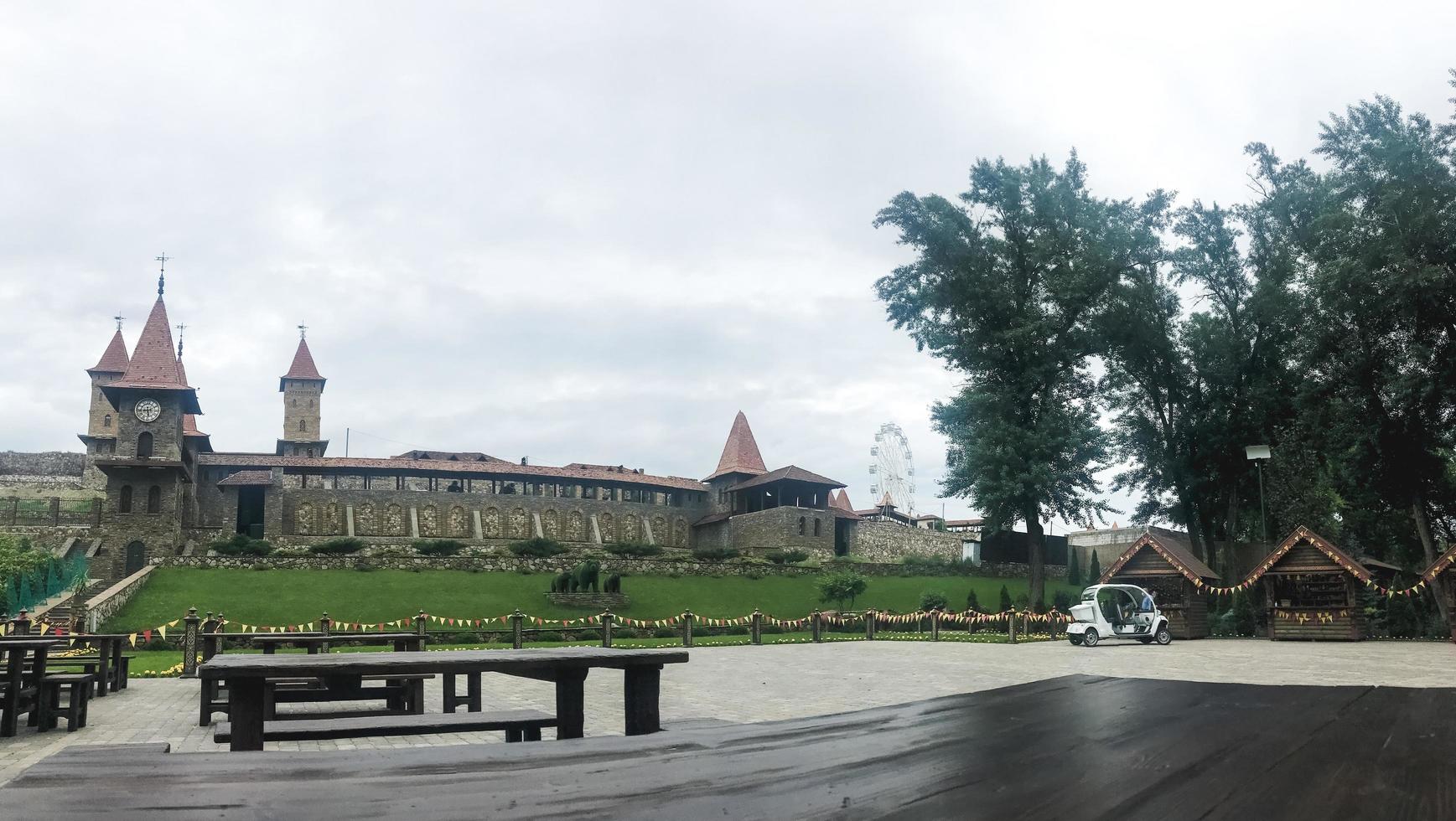 città di kamensk, russia, 2021 - castello nel parco loga foto