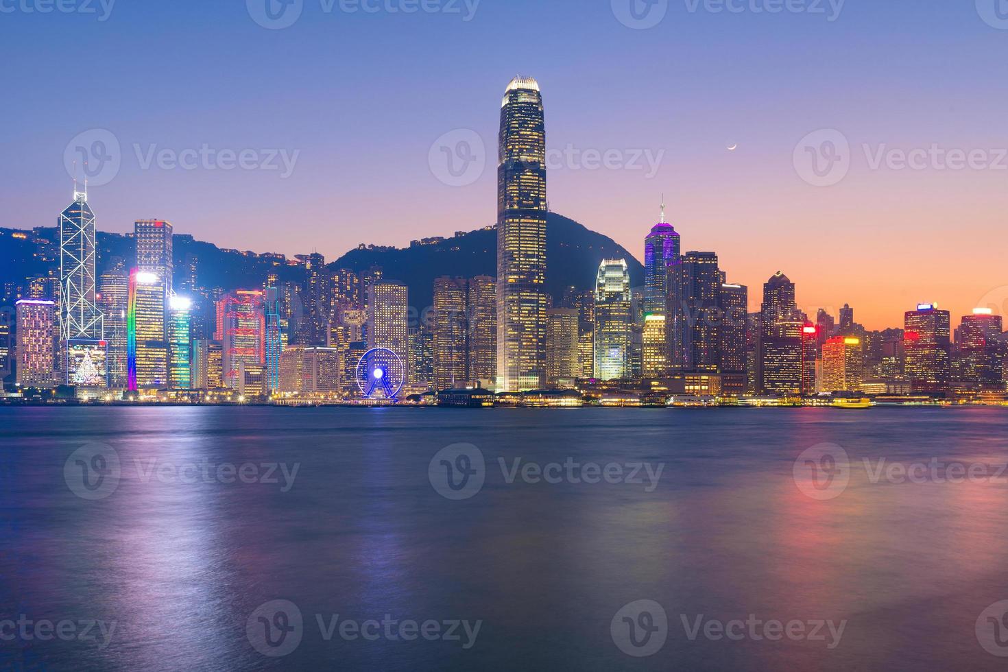 Il centro di hong kong la famosa vista del paesaggio urbano dello skyline di hong kong durante il crepuscolo dal lato di kowloon a hong kong foto