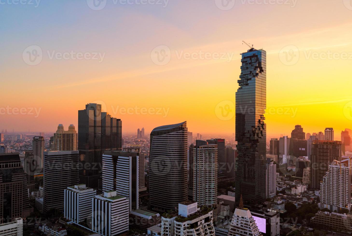 vista del paesaggio urbano di bangkok moderno edificio aziendale nella zona degli affari a bangkok, thailandia. bangkok è la capitale e la città più popolosa della thailandia e la città più popolata del sud-est asiatico. foto