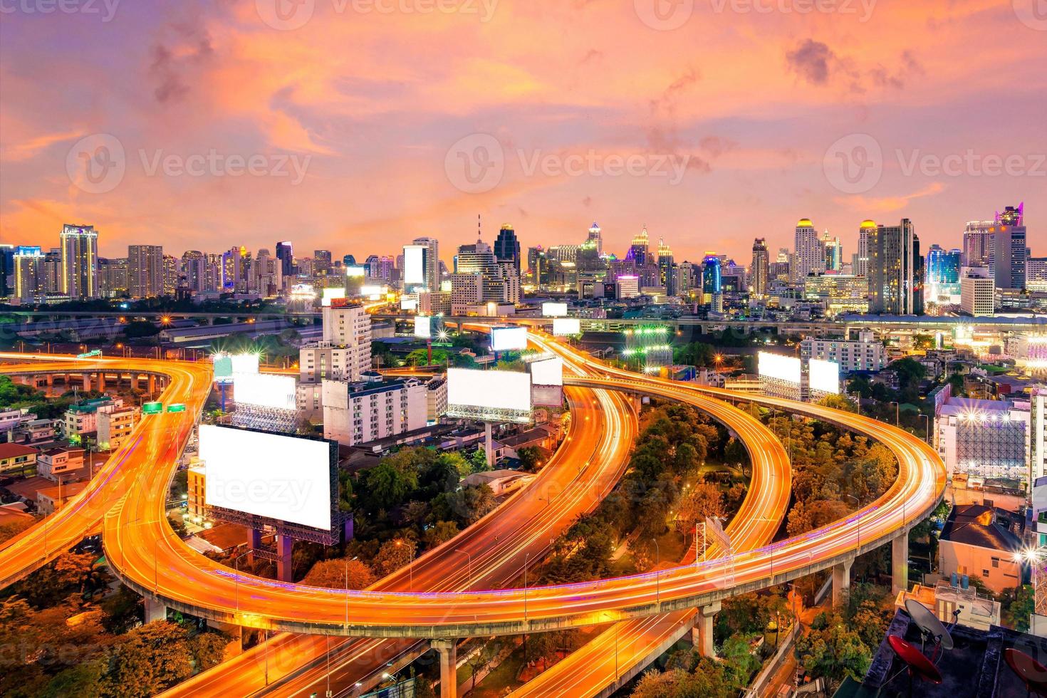 vista del paesaggio urbano della superstrada e dell'edificio moderno nel centro di bangkok, in Thailandia. la superstrada è l'infrastruttura per il trasporto nelle grandi città. foto