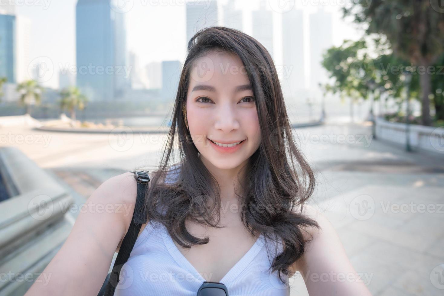 la bella donna turistica asiatica si rilassa e si gode il viaggio in estate in vacanza foto