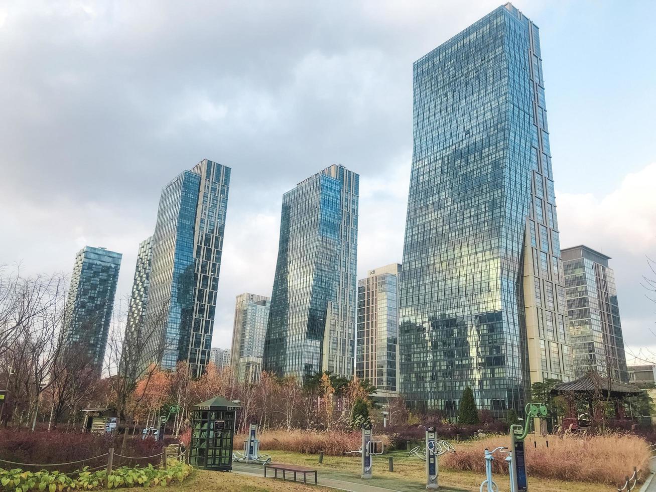 Incheon City, Corea del Sud, 2021 - grandi edifici nel parco cittadino di Incheon City foto