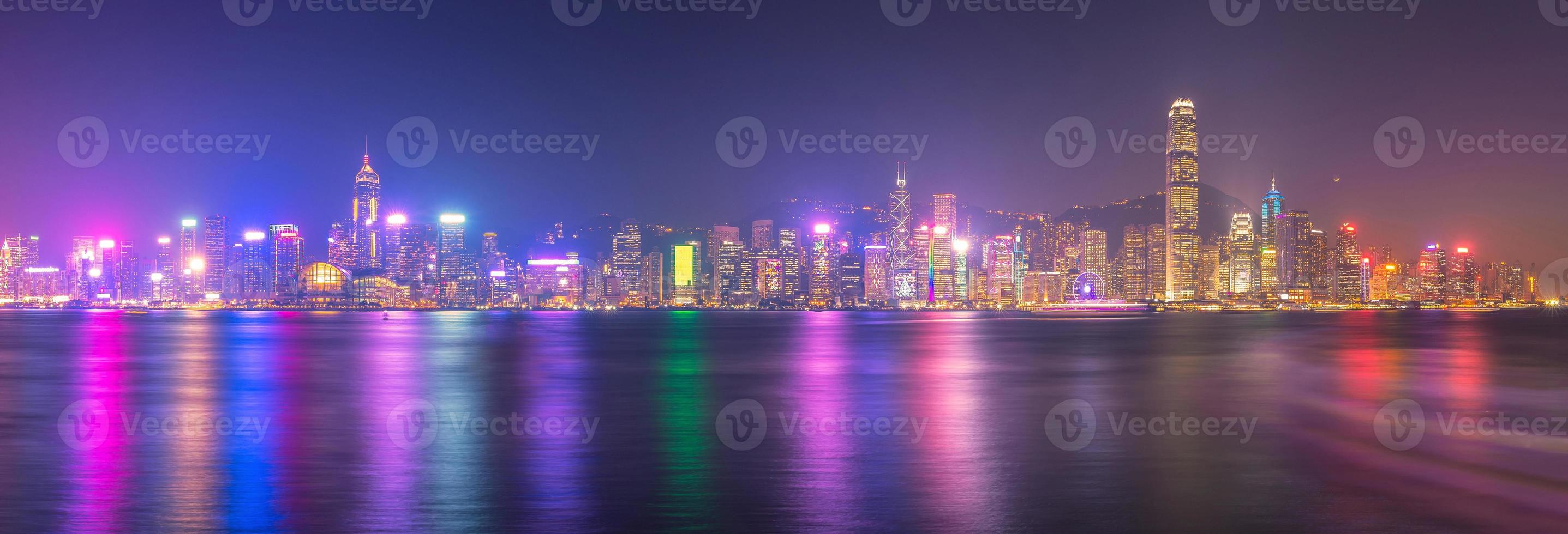 vista panoramica del centro di hong kong il famoso paesaggio urbano vista dello skyline di hong kong durante il crepuscolo dal lato di kowloon a hong kong foto