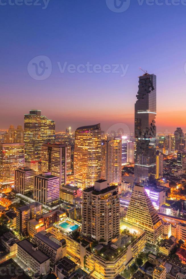 vista del paesaggio urbano di bangkok moderno edificio aziendale nella zona degli affari a bangkok, thailandia. bangkok è la capitale e la città più popolosa della thailandia e la città più popolata del sud-est asiatico. foto