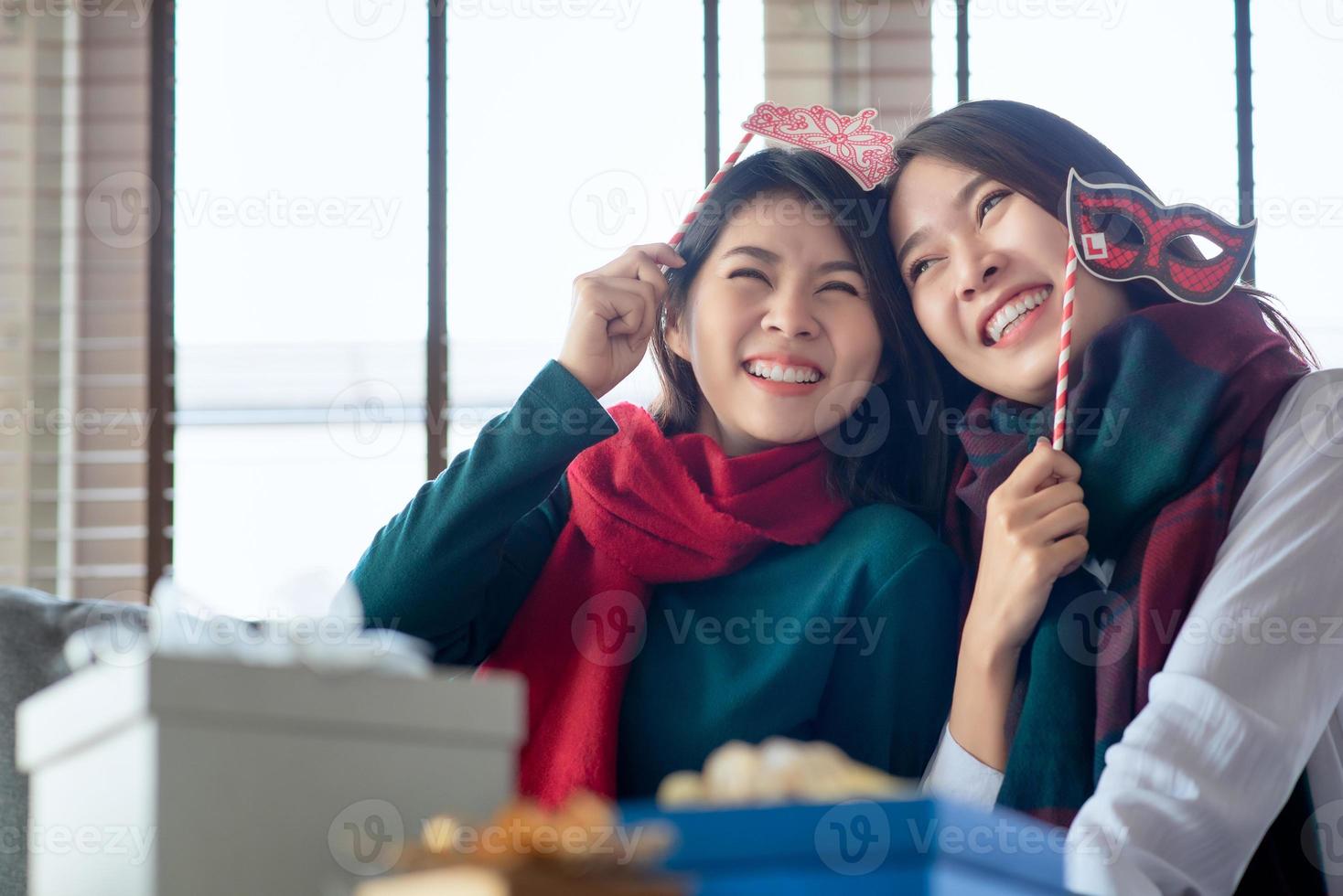 due femmine si divertono a celebrare la festa di natale e capodanno a casa a dicembre foto