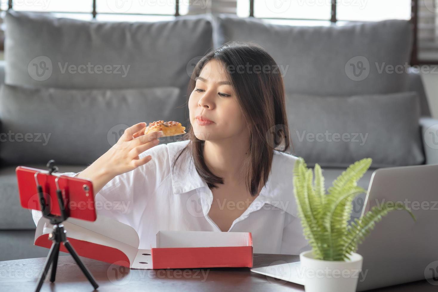 le donne lavoratrici asiatiche lavorano da casa durante il virus corona o la crisi covid19 seguono il regolamento sul distanziamento sociale. foto