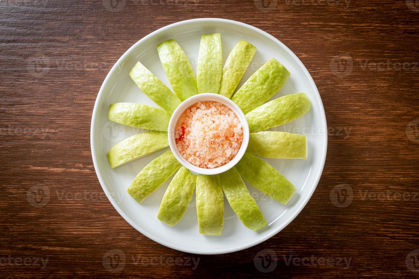 salsa di guava con peperoncino e sale foto