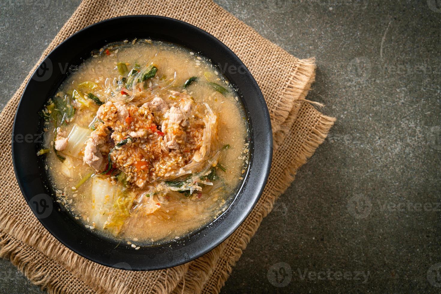 zuppa di sukiyaki con maiale in stile thai foto