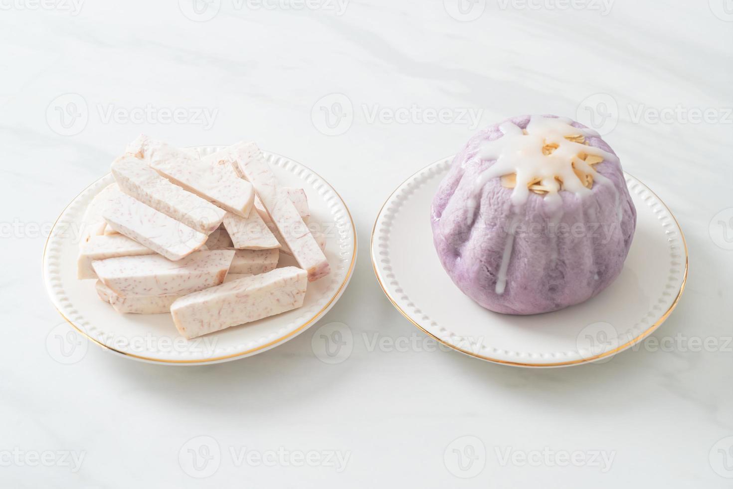 panino taro con crema di zucchero bianco e noci foto