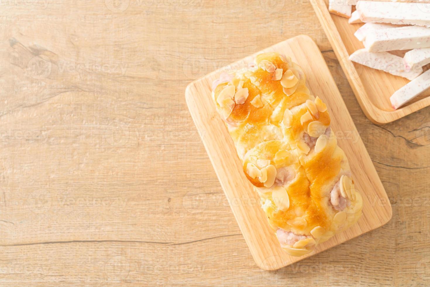 pane tostato taro su tavola di legno foto