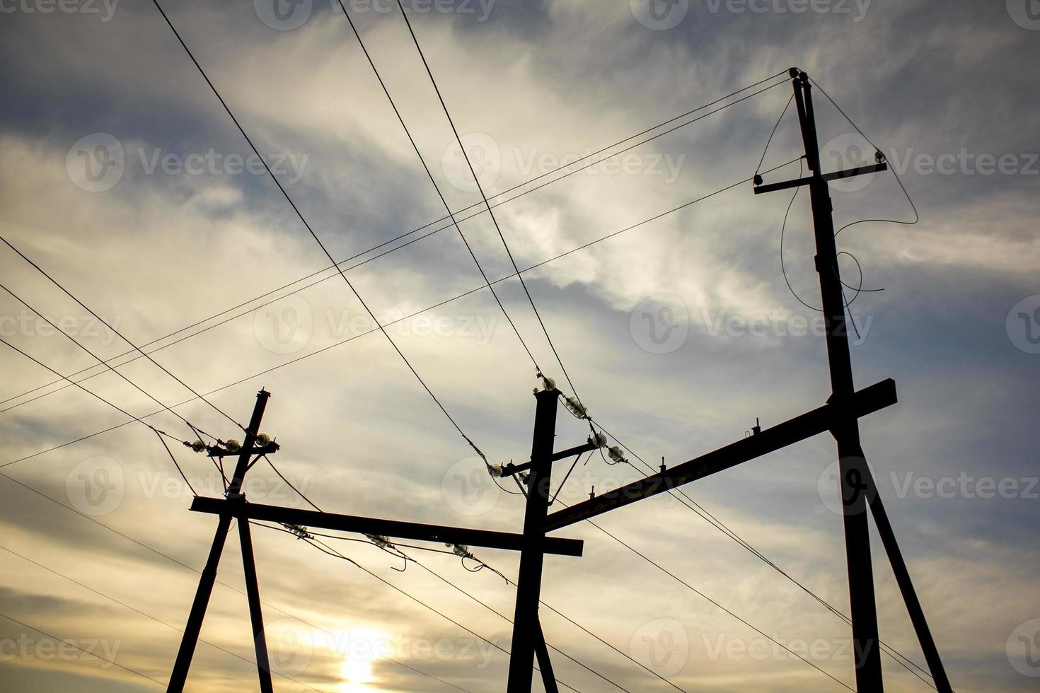 vista del pilone della trasmissione di energia elettrica contro il cielo durante il tramonto. foto