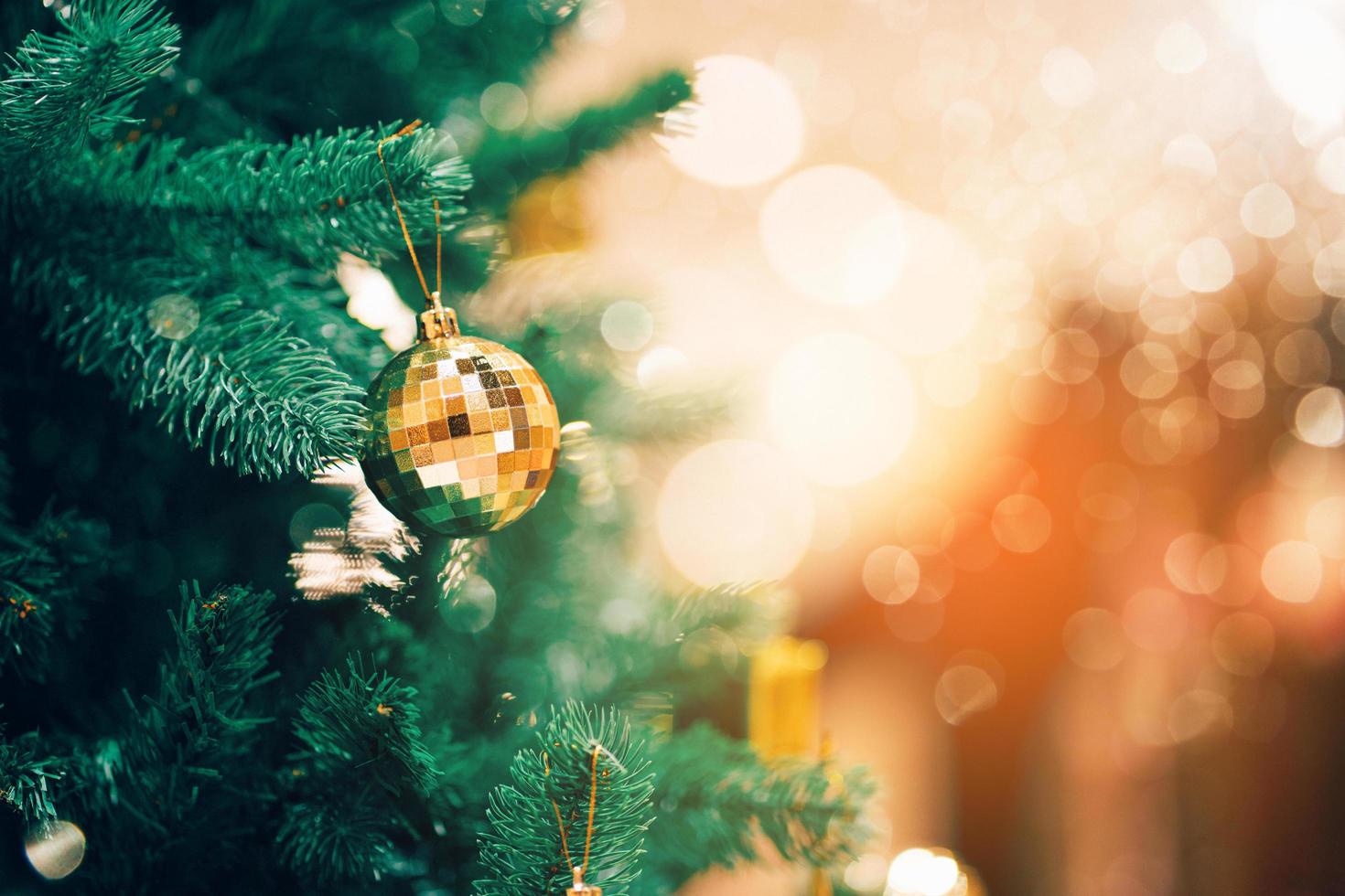 concetto di capodanno, primo piano di palline sull'albero di natale. ghirlande bokeh sullo sfondo. foto