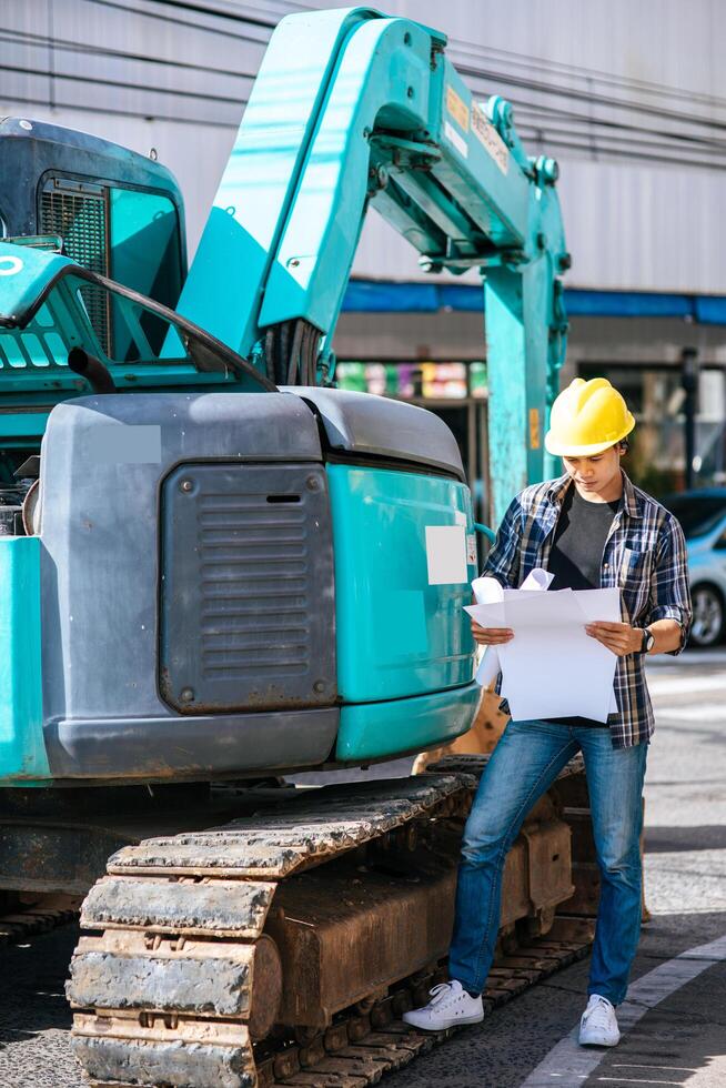 gli ingegneri civili lavorano su grandi condizioni stradali e macchinari. foto