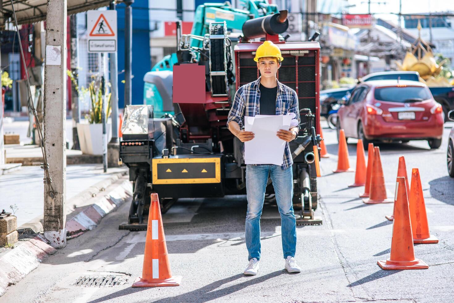 gli ingegneri civili lavorano su grandi condizioni stradali e macchinari. foto