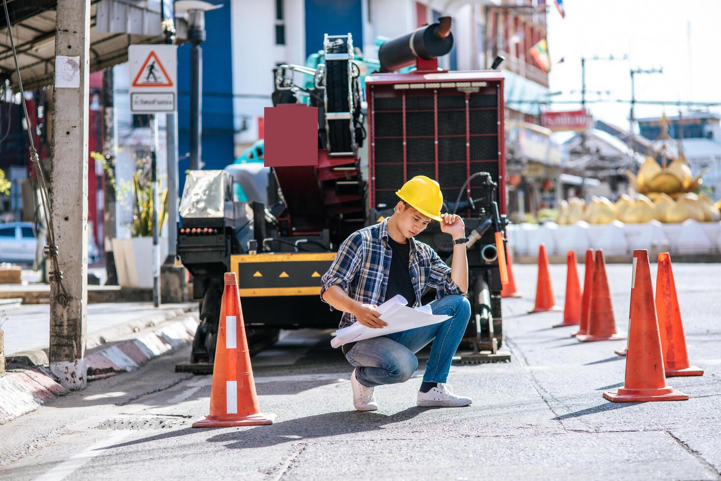 gli ingegneri civili lavorano su grandi condizioni stradali e macchinari. foto