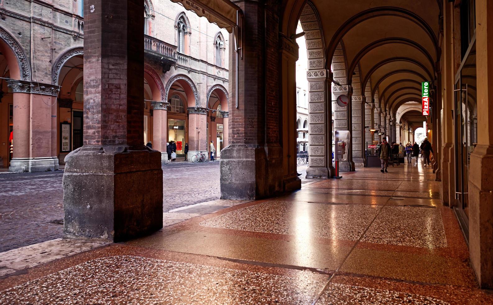 bologna, italia, 2020 - famosi portici di bologna. porticato nel centro della città. Italia foto