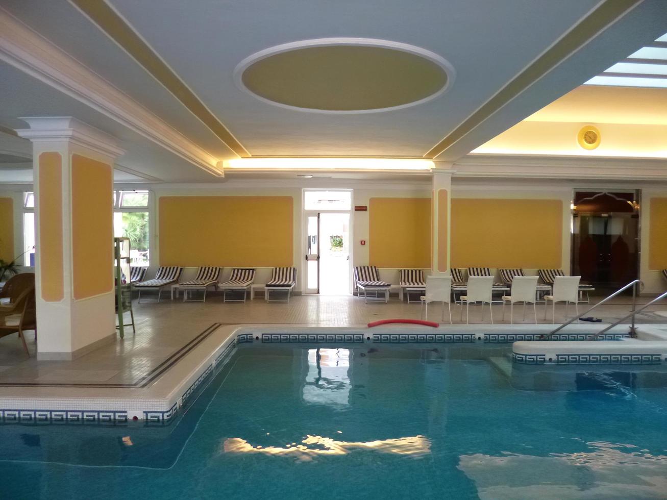 abano, italia, 2015 - lettini vicino alla piscina termale coperta di un lussuoso centro termale e benessere. Italia foto