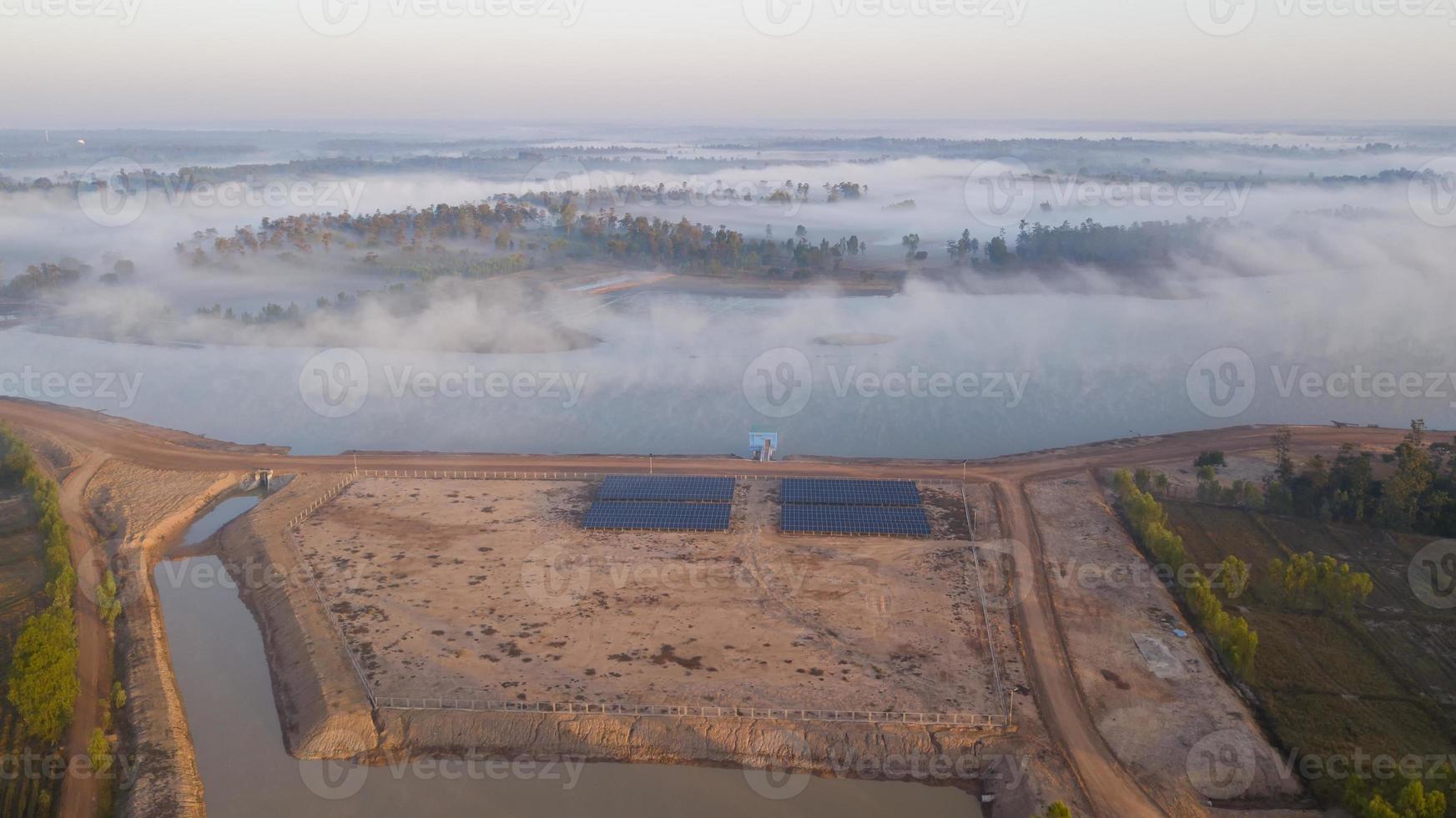 Vista aerea di un sistema di pompaggio dell'acqua ad energia solare per l'uso in agricoltura sakon nakhon, thailandia. foto