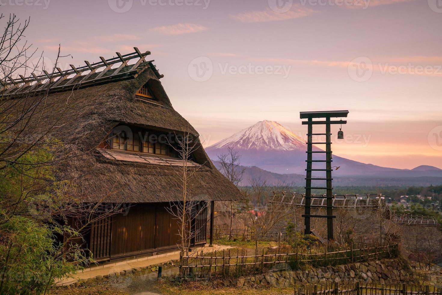 vecchia casa in stile giapponese e mt. fuji al tramonto foto