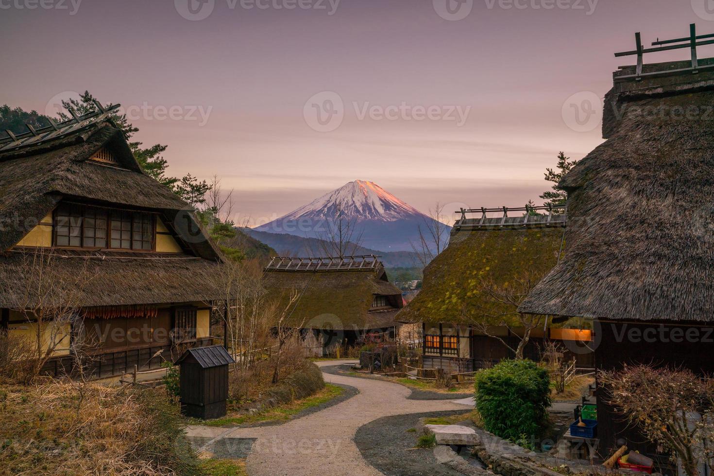 vecchia casa in stile giapponese e mt. fuji al tramonto foto