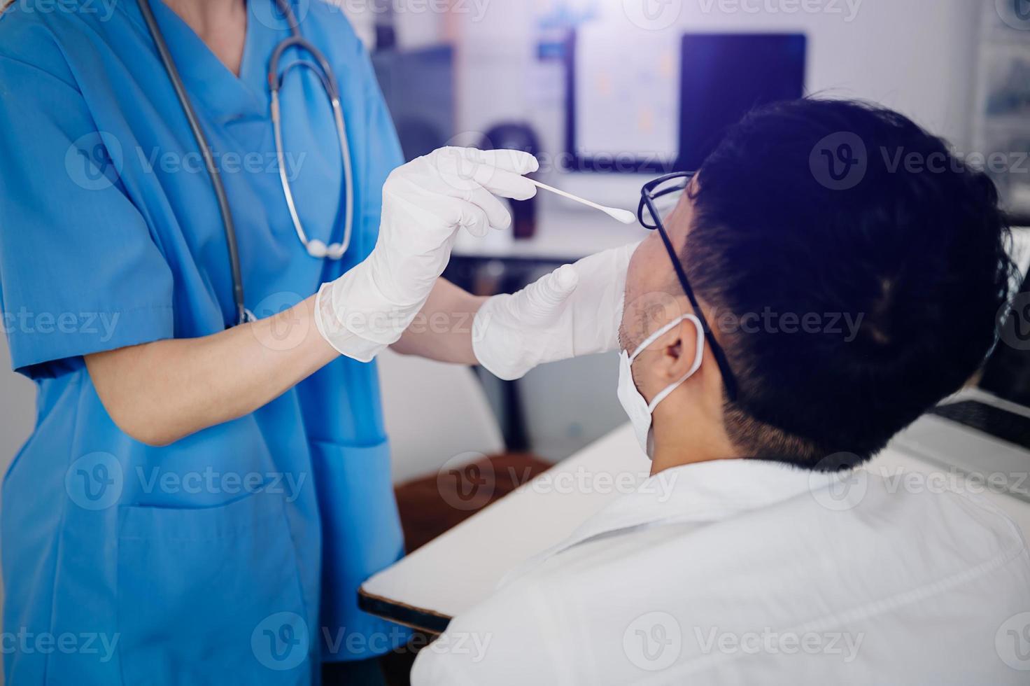 medico che esegue test covid-19 o coronavirus o test del DNA a una giovane donna con sonda per tampone nasale, foto