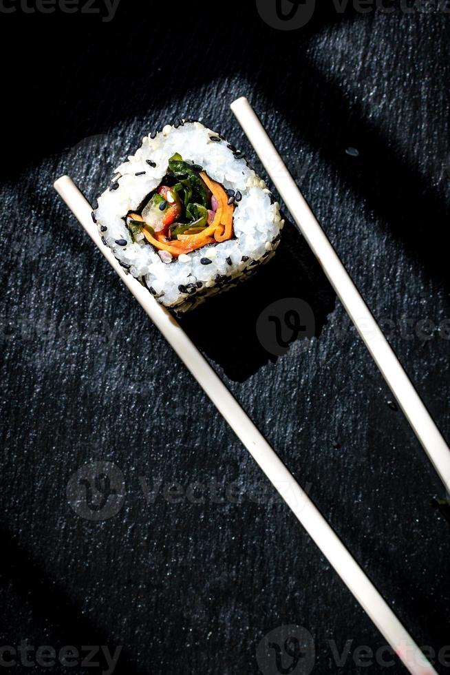 sushi servito con le bacchette foto