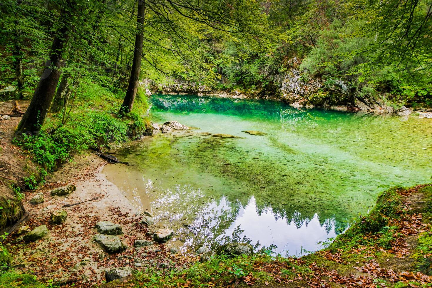 posto privato isolato sull'acqua in slovenia foto